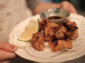 step3: 炸約2分鐘，起鍋瀝開多餘油份即可，我會在灑上香料鹽，搭配檸檬汁，抄清爽的阿︿︿