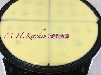 step42: 在燙板上倒入適量餅漿，蓋好待窩夫燙至金黃色盛起
