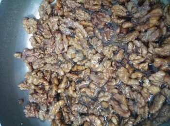 step1: 用大量水蓋過合桃高度一倍水。滾水煲約5分鐘-7分鐘。用篩隔水待乾身些少。白芝麻在藥房及雜貨店買。
白芝麻買$5 , 白鑊抄香芝麻。放涼。