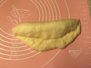step7: 把麵團卷起, 邊用手指壓實收邊