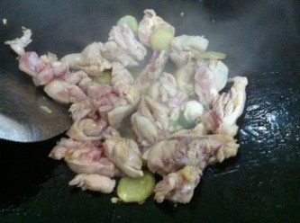 step2: 倒入雞肉炒干水分。