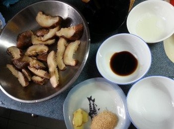 step1: 冬菇浸軟切條,用蒸冬菇料蒸15分鐘待用