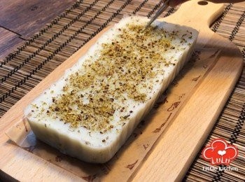step9: 可於糕點面上隨意灑上金箔即可