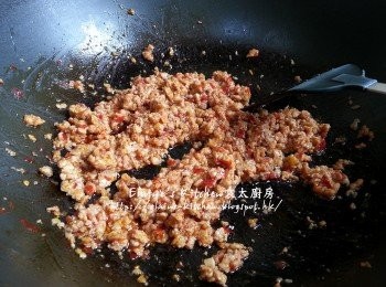 step6: 加入<span class="group_3">調味料</span>拌勻炒至豬肉完全轉色