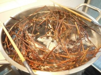 step1: 仙草湯：取仙草乾(約鍋子的1/3量)洗淨放入鍋中,水加至鍋子八分滿,開大火煮滾