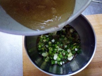 step3: 把蒸好的雞腿肉的湯倒入<span class="group_2">蔥油</span>裡，一起拌均即可