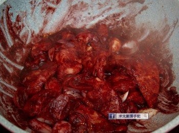 step3: 把1湯匙油燒熱，下豬扒略煎至表面微黃，下拌好的紅麴醬兜勻，炒出香味。