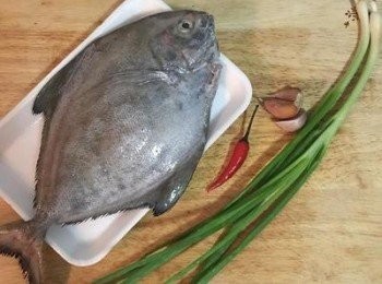 step1: 魚洗淨擦乾；蒜、辣椒、蔥洗淨備用。
生菜用可飲用水洗淨擦乾備用。
