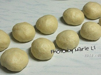 step4: 經過了麵包機兩次 Mode30 共半個小時的甩打
取出來的麵糰會是溫熱的喔
所以我就把醒麵這道程序給省略了
直接將麵糰等分為十份進入包餡程序‧‧‧