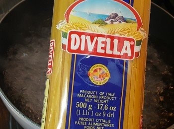 step4: 燒熱一鍋水，放入意粉按包裝指示烹煮8分鐘。