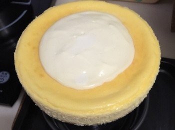 step8: 待焗完後倒在餅面，之後放入還有餘溫之焗爐 5 分鐘（若焗爐已涼，用150度焗5分鐘）