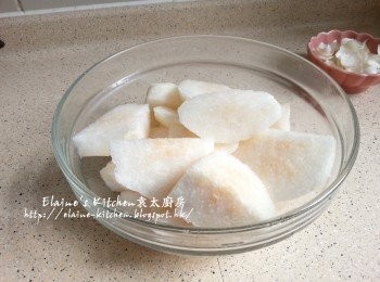 step3: 貢梨去皮去芯切件後浸水備用