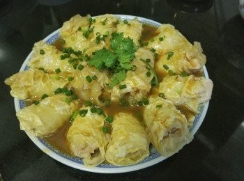 step9: 做法：

花膠預先 1 晚浸泡好。

大白菜先用薑片，雞粉，糖，黃酒汋軟備用，可再用汋菜水再將花膠出水 20 分鐘去腥備用，及可令花膠更軟身。

將雞肶切粗條，用麻油，糖，生抽，瑞士雞汁, 生粉醃入味 30 分鐘，火腿切條備用。

腐皮重複對摺裁切出三角形，最多可切出16塊，(因腐皮是圓形, 為放便包卷及令整體大小一樣，所以會裁切成三角形，如覺得太細塊，可隨自己喜好，裁切大塊一點及形狀)。

所有材料預備好後，先放平一塊大白菜，放上花膠，雞條，火腿卷起，再用腐皮包裹卷起，包腐皮時是由最窄位置卷起。

隔水