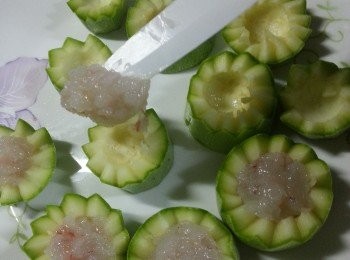 step12: 將蝦膠釀入翠玉瓜內