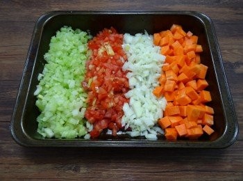 step1: 洋蔥/西芹/番茄切幼粒， 紅甘荀切丁