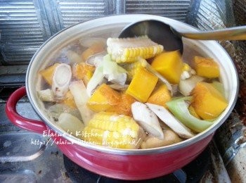 step6: 加入南瓜 , 牛蒡拌勻繼續用中火煲15分鐘