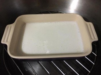 step6: 發好的粉漿加入半茶匙菜油攪勻，在盆內掃上菜油就可以倒入粉漿, 隔水大火蒸15-20分鐘