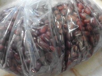 step1: 先把紅豆洗淨，接著倒入可淹過紅豆的水量以及少許的黑糖。