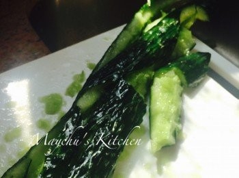 step2: 用刀背把黄瓜拍碎，太大塊的可以略切。