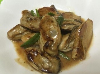 step7: 贊酒,再落調味炒勻,最後落埋餘下蔥段及埋芡