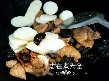 step4: 最後加入淮山及雞粉炒勻即可享用（淮山天然的潺是豐富蛋白質來源，與汁醬輕拌，已像打了獻一樣）