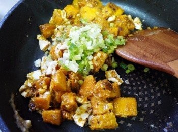 step5: 等均勻裹上蛋黃後，下蔥末與蒜末與少許的香油就可起鍋~開動!!