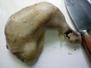 step1: 雞腿先用<span class="group_3">醃料</span>稍微按摩抓醃，接著放入冰箱醃3小時置入味，醃好放入電鍋外杯1杯半的水蒸熟(依照自己的雞腿量增加或減少外鍋水)