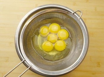 step1: 將雞蛋直接打到篩網中過篩。