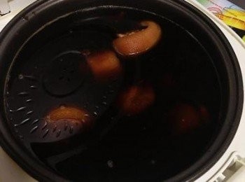 step8: 接著加水蓋過豬腳，蓋蓋子煮45分鐘。