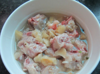 step4: 倒入泡好的天麻，隔水蒸一個小時左右。