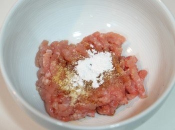 step1: 免治豬肉下<span class="group_2">醃料</span>醃30分鐘。