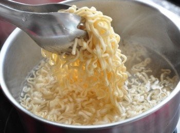 step3: 首先先將乾麵下鍋略滾煮，麵稍軟化散開即可撈起
