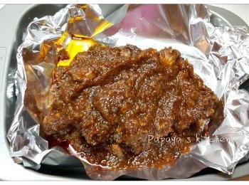 step5: 直到食之前用中火煮滾，煮20分鐘，跟住就放肋骨去錫紙上面，唔需要包實，剩餘嘅汁舖去骨嘅底和面，用180度入爐焗30~45分鐘就可以啦！時間要睇下啲汁收乾未，如果仲係好希，就焗多陣啦！