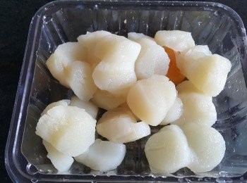 step2: 急凍帶子，切雙飛同樣，用少少鹽，糖，麻油醃 30 分鐘入味