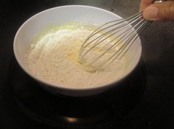 step5: （粉料要过篩）再加入粉料用手動打蛋器攪拌成細滑無顆粒狀才取出