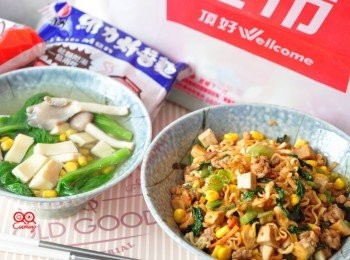 step1: 頂好超市陳列販售各式各樣的泡麵外，還能買到標準安心合格的有機蔬菜、罐頭、豆腐...還有更多的新鮮<span class="group_1">食材</span>~