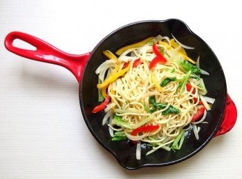 step8: 加入彩色甜椒,小白菜,稍作拌炒，最後加入麵條及黑胡椒醬。