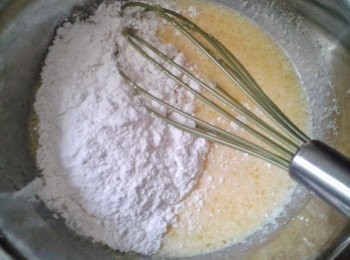 step3: 用3湯匙熱水與蜜糖拌勻，加入蛋漿內，再篩入麵粉徹底拌勻