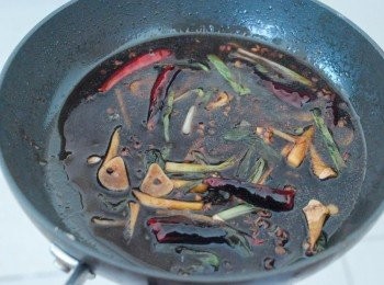 step4: 下所有<span class="group_2">調味料</span>和150毫升水拌勻