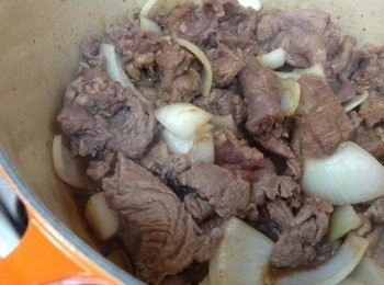 step3: 醬油上色，塩麴、糖，水燉煮