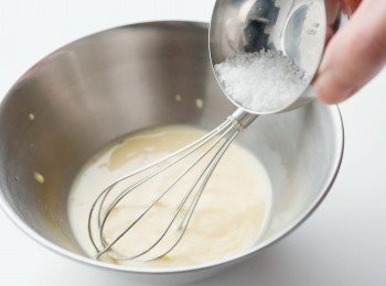 step2: 製作派皮麵團。將牛奶、蛋黃、細砂糖、鹽倒入缽盆拌勻，放進冰箱冷藏。