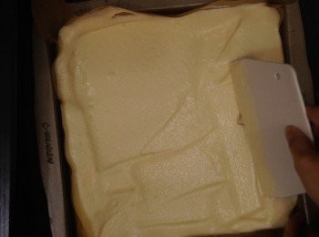 step11: 把麵糊倒入烤盤，輕震烤盤幾下震走氣泡
放入焗爐烤15分鐘至蛋糕表面呈金黃色