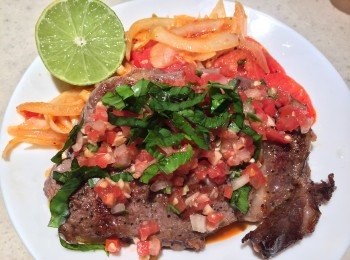 step5: 熱鍋倒點油，再將攪拌好的材料下鍋拌炒，炒到洋蔥略透明或透明狀，就可以起鍋呈盤