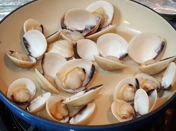 step3: 盛起蜆及蜆汁與<span class="group_2">蝦湯</span>拌勻，備用。