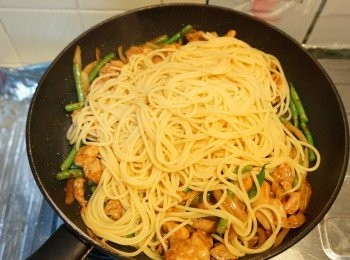 step9: 再加入瀝乾及煮好的意粉炒匀。