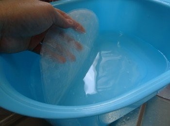 step2: 準備一個盤， 注入凍滾水 ,  將米紙放進水中， 不一會就會軟身 (因浸米紙的時間很短， 建議先包好一條才浸另一片。)