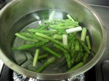 step2: 新鮮的綠蘆筍川燙(水加少許鹽)冷卻後冰至冰箱