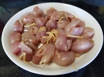 step4: 魚扣，用黃酒，薑絲，鹽醃 45 分鐘備用