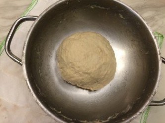step1: 高筋麵粉、水、酵母粉、橄欖油及糖拌勻揉10分鐘左右至成糰及光滑，覆蓋上保鮮膜，發酵1小時