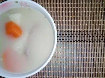 step5: 把水煲滾，然後把牛鰍魚、<a href="https://bit.ly/3ANJVUp" target="_blank" data-keyword="豬展" class="guide-link"><strong>豬展</strong></a> <span style="display:inline-block;vertical-align:middle;margin-top:-3px;color:initial;border-radius:3px;padding:2px 3px;font-size:12px;line-height:14px;background:#87d300;color:#fff;">即買</span> 、淮山、薏米（或芡實）及果皮放進水裡煲45分鐘，然後再把紅蘿蔔及節瓜放進湯內多煲1小時，最後下些鹽調味便可。